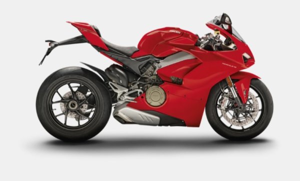 SlashGear направи сравнение между Ducati Panigale V4 и BMW S1K , при което първият излезе малко по-напред при улични състезания заради по-мощния си двигател. 
Ducati Panigale V4 издуха и Mv Agusta Rush 1000 благодарение на 210 конски сили при 12 500 оборота в минута. Вместо пневматични и клапанни пружини, които са податливи на износване и разкъсване с течение на времето, Panigale продължава в духа на модела V-Twin сс двойно активно повдигане и лостове за затваряне за по-плавно усещане на пътя. Освен това модернизираните крила с двоен профил подобряват аеродинамиката. Електронни системи допълнително укрепват мощността и маневреността, показани от този елегантен супербайк. 
